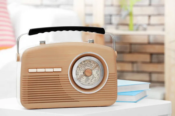 桌上的复古收音机 — 图库照片