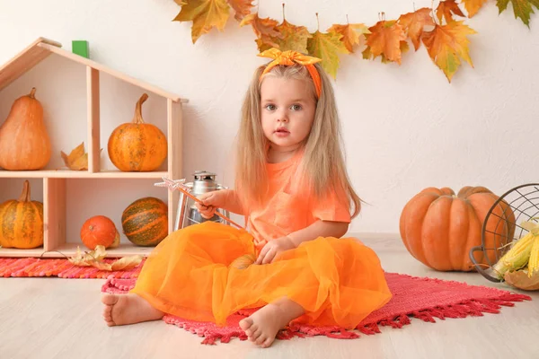 Entzückendes kleines Mädchen mit Zauberstab — Stockfoto