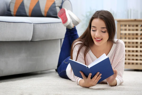 Jovem leitura livro no chão — Fotografia de Stock