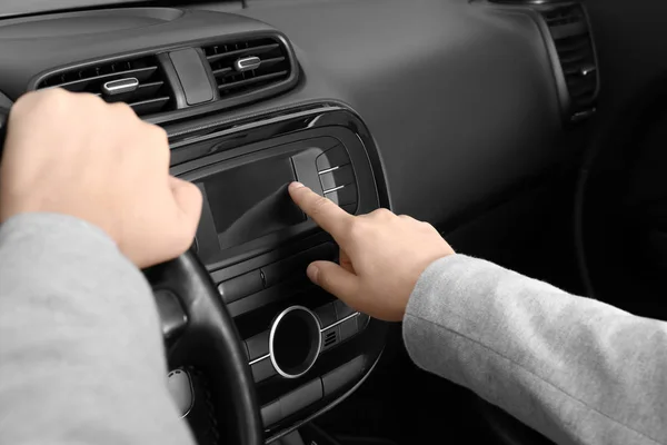 Man tuning radio in car — Stock Photo, Image