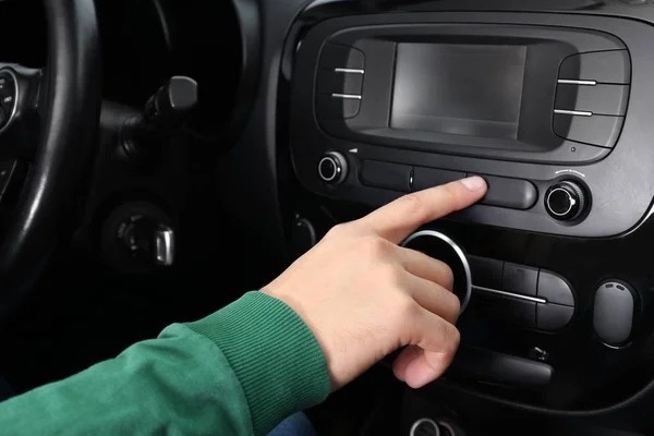 Man tuning radio in car — Stock Photo, Image