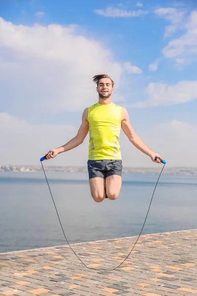 Jeune homme avec corde sautante — Photo