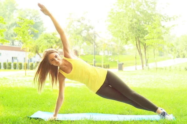 Egzersiz yapan genç bir kadın. 