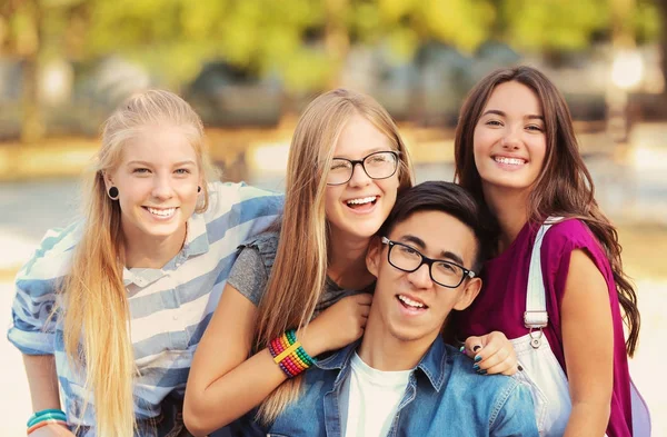 Adolescentes felizes posando na rua da cidade — Fotografia de Stock