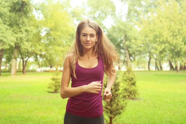 Junge Frau läuft in Park — Stockfoto