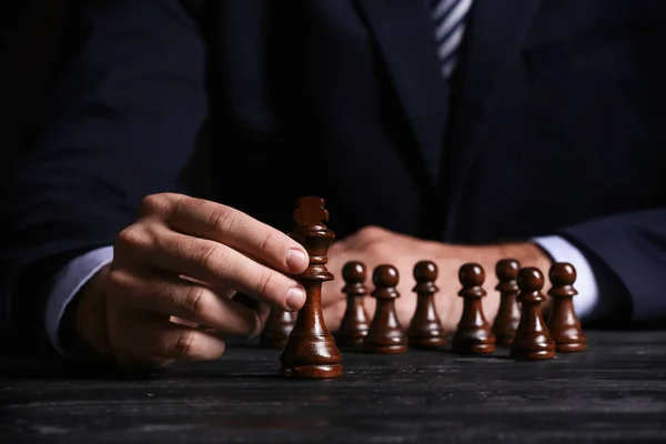 Jeune homme aux échecs — Photo