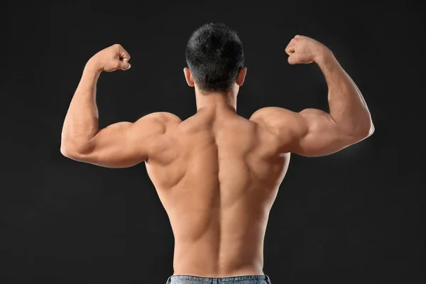 Hombre joven musculoso —  Fotos de Stock