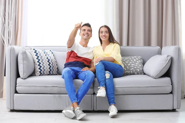 Молода пара на дивані — стокове фото