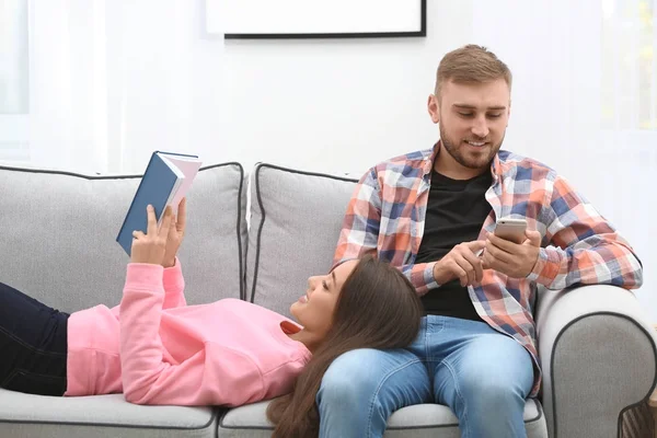 genç bir çift kanepe  