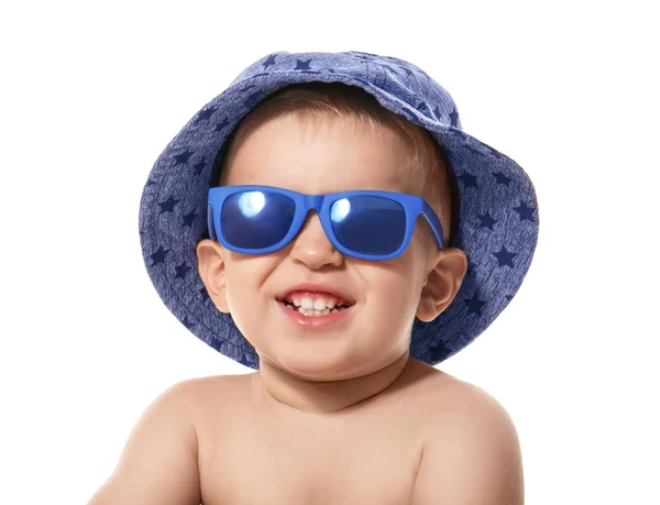 Lindo bebé con gafas de sol y sombrero, aislado en blanco — Foto de Stock