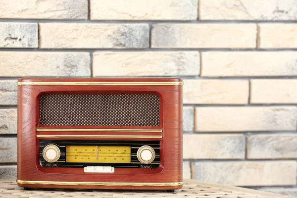 Rádio retro na mesa — Fotografia de Stock