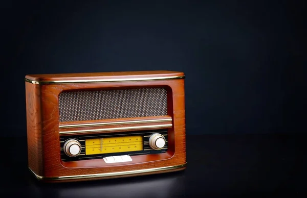 Rádio retro sobre fundo preto — Fotografia de Stock