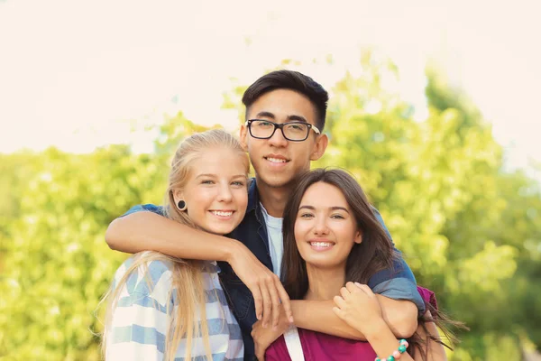 Glückliche Teenager posieren auf der Straße — Stockfoto