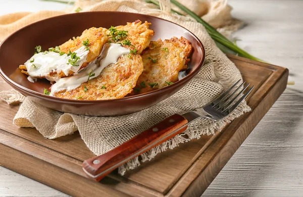 Тарелка с картофельными блинчиками Ханука — стоковое фото