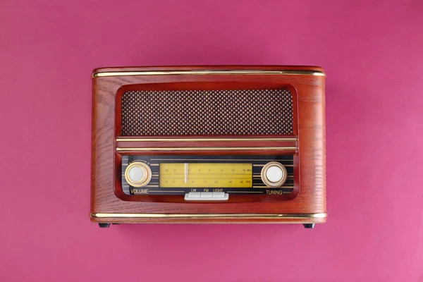 Rádio retrô sobre fundo de cor — Fotografia de Stock