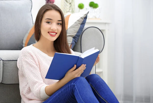 Giovane donna che legge libro — Foto Stock