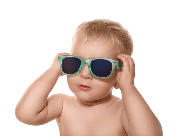 Schattige kleine baby dragen van een zonnebril, geïsoleerd op wit — Stockfoto