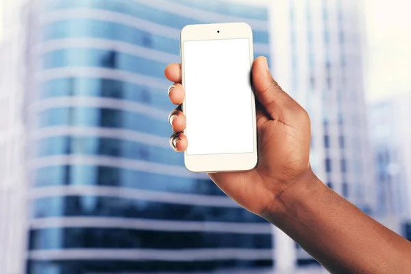 Uomo in possesso di telefono cellulare — Foto Stock