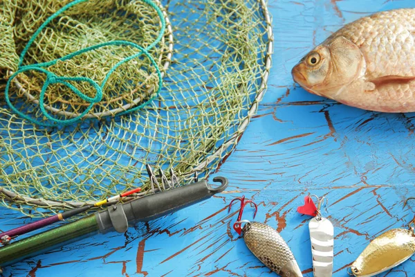 Fiskeutrustning och färsk fisk — Stockfoto