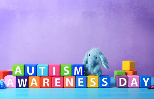 Kostki z tekstem dzień spektrum autyzmu na stole — Zdjęcie stockowe