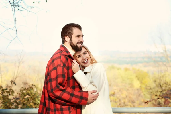 Jovem casal andando no parque — Fotografia de Stock