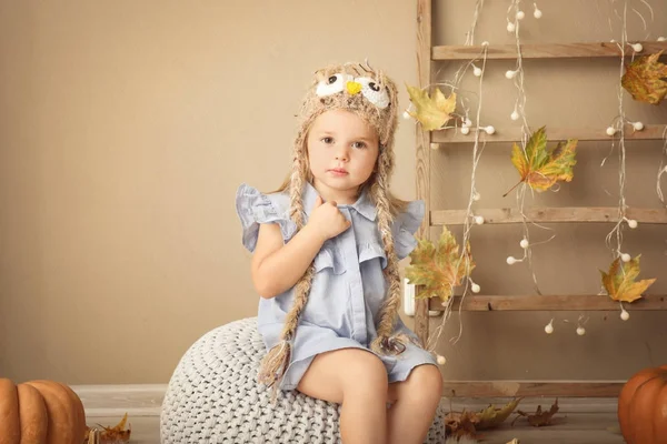 Bedårande liten flicka i Stickad mössa — Stockfoto