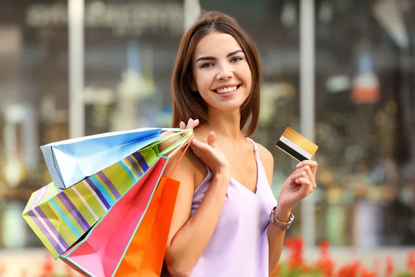 Giovane donna con borse della spesa — Foto Stock