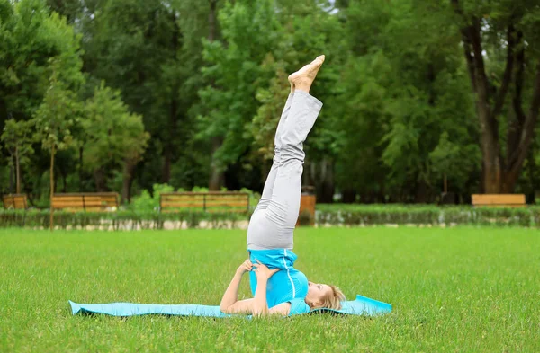 Elderly woman doing yoga — Stock Photo, Image