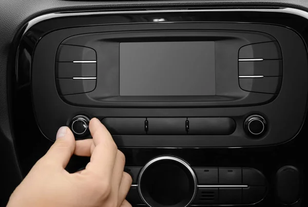 Mann tunt Radio im Auto — Stockfoto