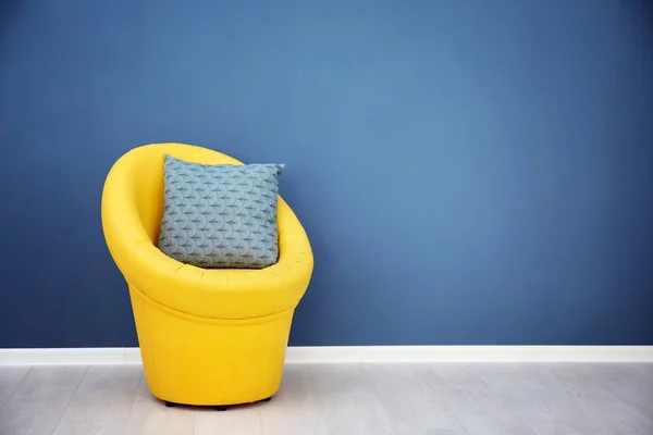 Poltrona amarela com travesseiro — Fotografia de Stock
