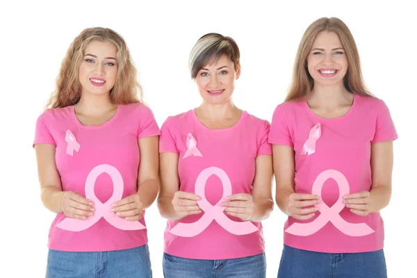 Mujeres hermosas sosteniendo símbolos de la conciencia del cáncer de mama en el fondo blanco — Foto de Stock
