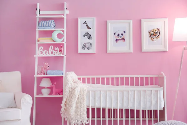 Baby slaapkamer met foto's van dieren — Stockfoto