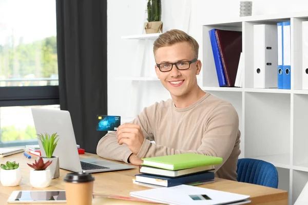 Mann benutzt Kreditkarte und Laptop für Online-Einkäufe — Stockfoto