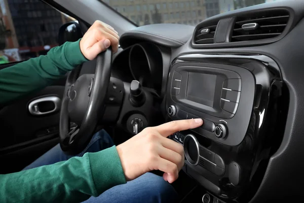 Man tuning radio in car — Stock Photo, Image