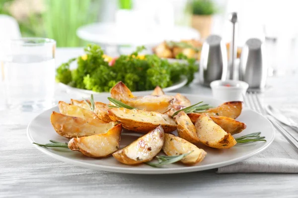 Plaat met heerlijke rozemarijn aardappelen — Stockfoto