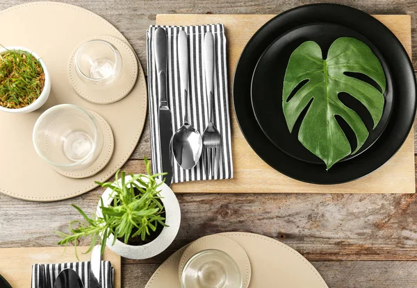 Pohled shora na prostřený stůl na večeři — Stock fotografie