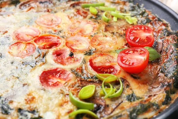 Koekenpan met heerlijke spinazie frittata — Stockfoto