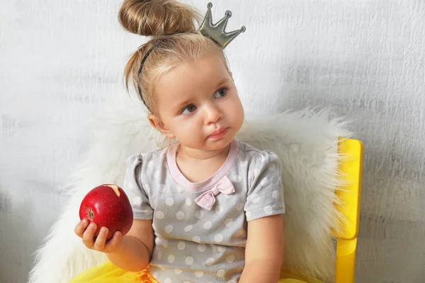 Adorável menina comendo maçã — Fotografia de Stock