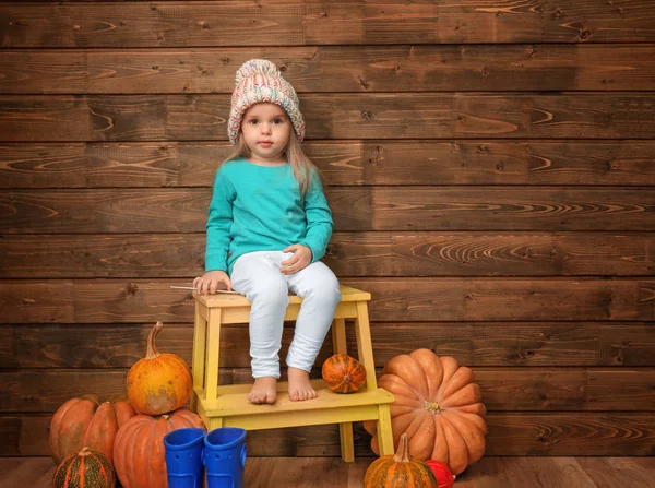 Adorable petite fille en bonnet tricoté — Photo