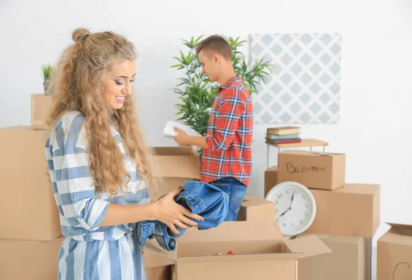 Jong koppel uitpakken vakken op kamer nieuwe thuis — Stockfoto