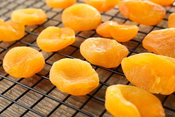 Сушеные абрикосы на решетке — стоковое фото