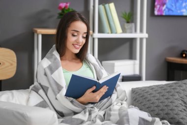 Kitap okuyan genç bir kadın 