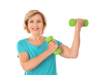 Yaşlı kadın dumbbells ile