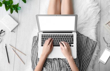 Dizüstü bilgisayar kullanan kadın 