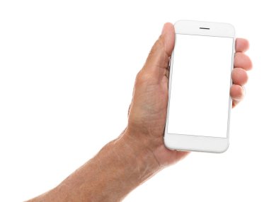Holding cep telefonu beyaz arka plan boş ekran ile yaşlı adam