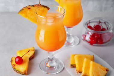 Lezzetli egzotik kokteyl cam 