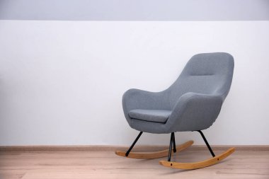 Gri sallanan sandalye 