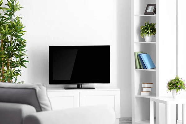 Televisor moderno encendido en la sala de estar — Foto de Stock
