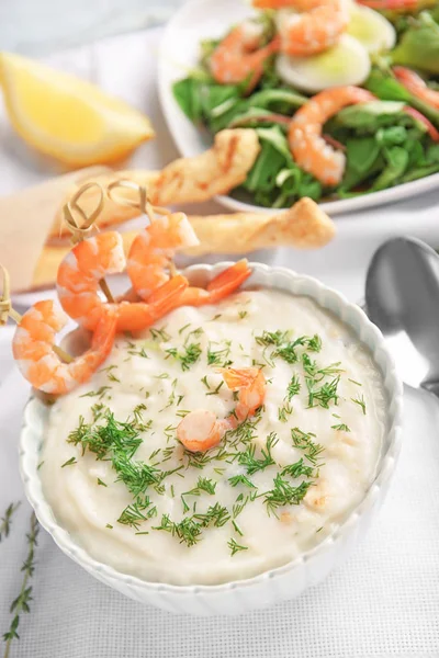 Leckere Sahnesuppe mit frischen Garnelen — Stockfoto