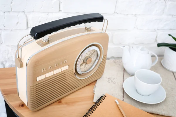 Rádio retro na mesa — Fotografia de Stock